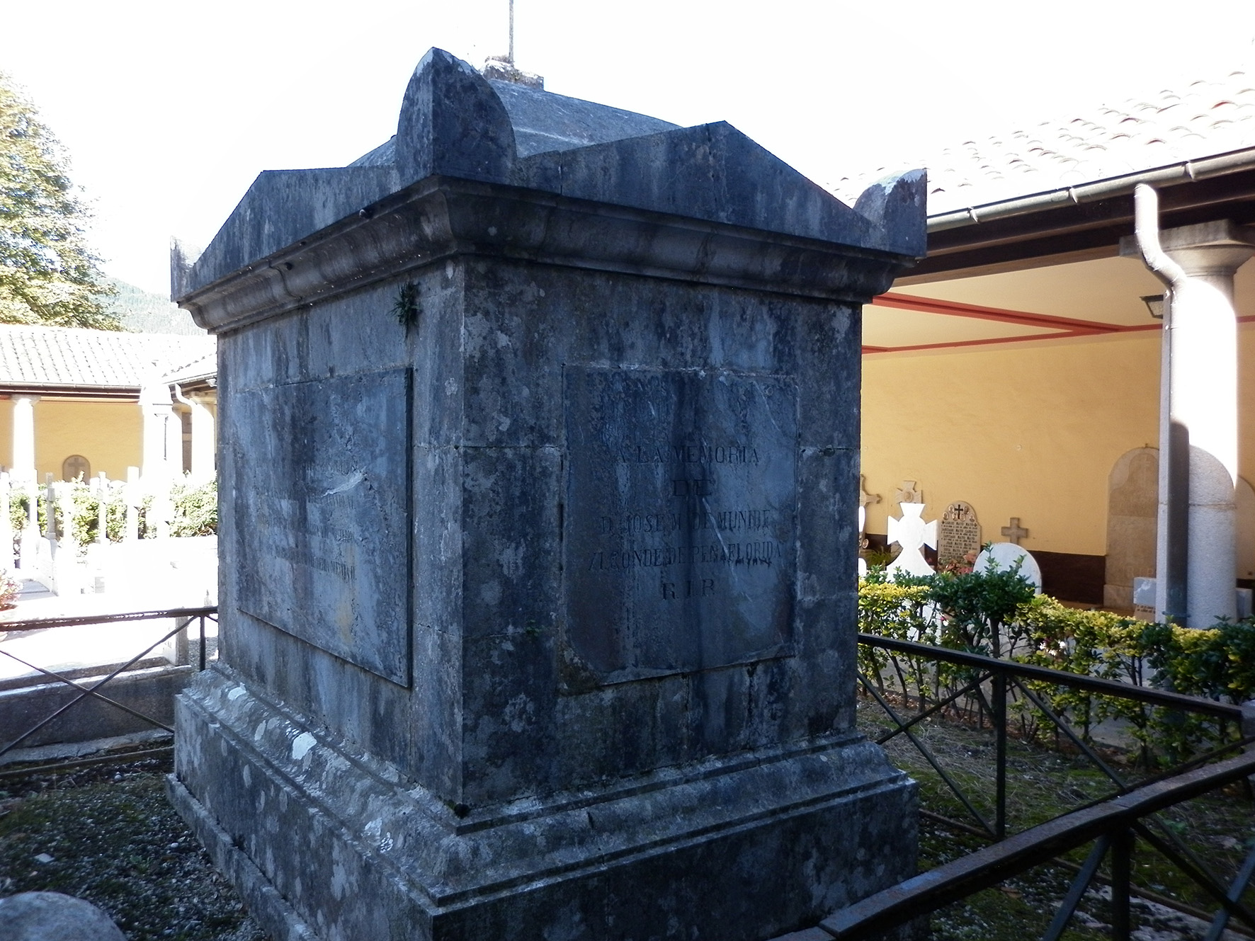 Xemeingo kanposantua barrutik. Jose Maria de Munibe Peñafloridako XI. kondearen mausoleoa ikus daiteke burdinazko hezi batek inguratuta.